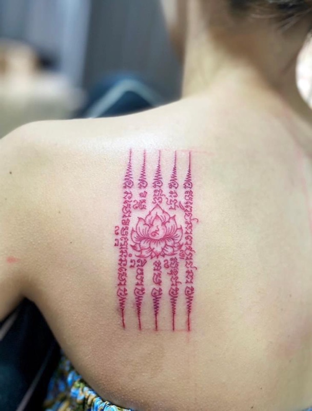 Red Hah Taew with lotus on shoulder